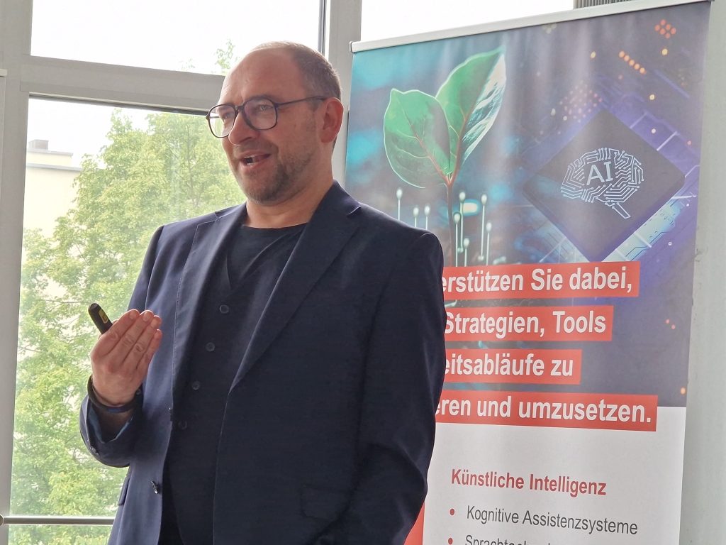 Professor Dr. Frank Ebinger, Professor für Nachhaltigkeitsorientiertes Innovations- und Transformationsmanagement an der TH Nürnberg, hält einen Vortrag