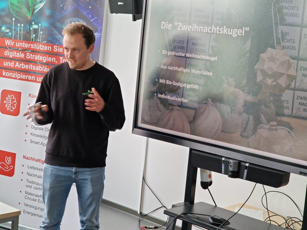 Hendrik Dietrich hält einen Vortrag zu seinem Produkt der "Zweinachtskugel" in der Workshopreihe Reise in die Kreislaufwirtschaft