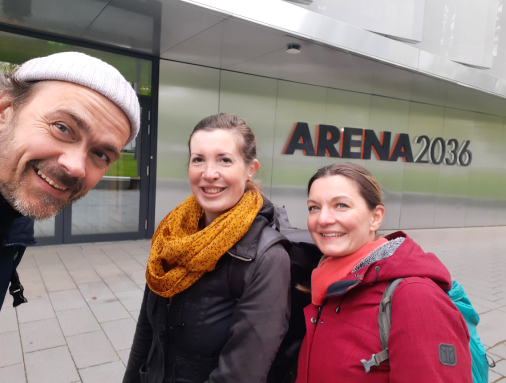 Gerrit Neuhaus, Susann Feuerschütz und Anne Weist vor der ARENA2036 in Nürnberg